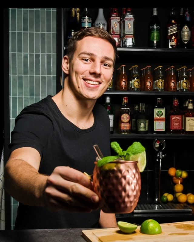 Barman připravuje drink v baru DrIng Plzeň